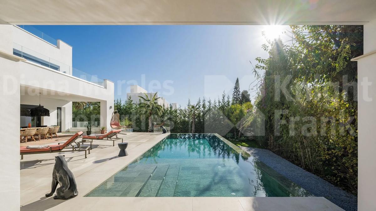 Продажа отдельного шале в  Barrio Las Chapas-Alicate Playa, Марбелла photo 5