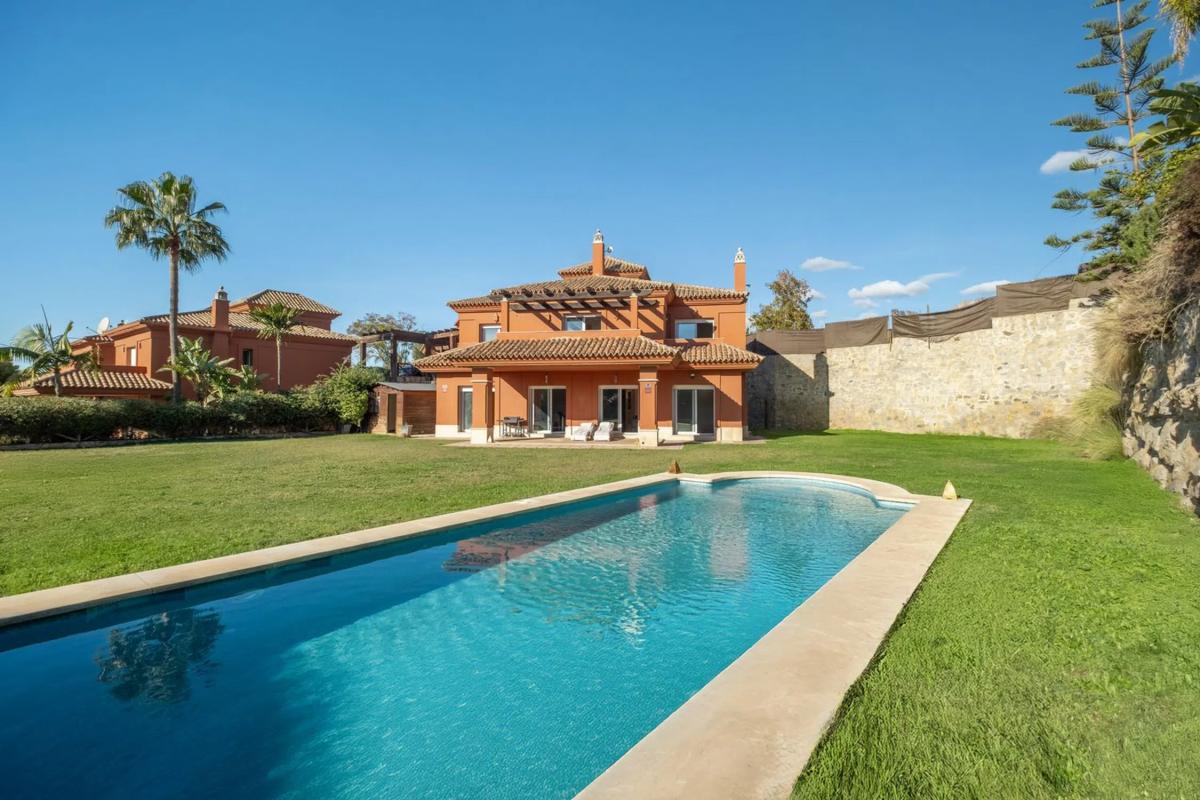 Sprzedaż niezależnego domku jednorodzinnego w Lugar Urbanizacion Santa Clara Golf, Marbella photo 1