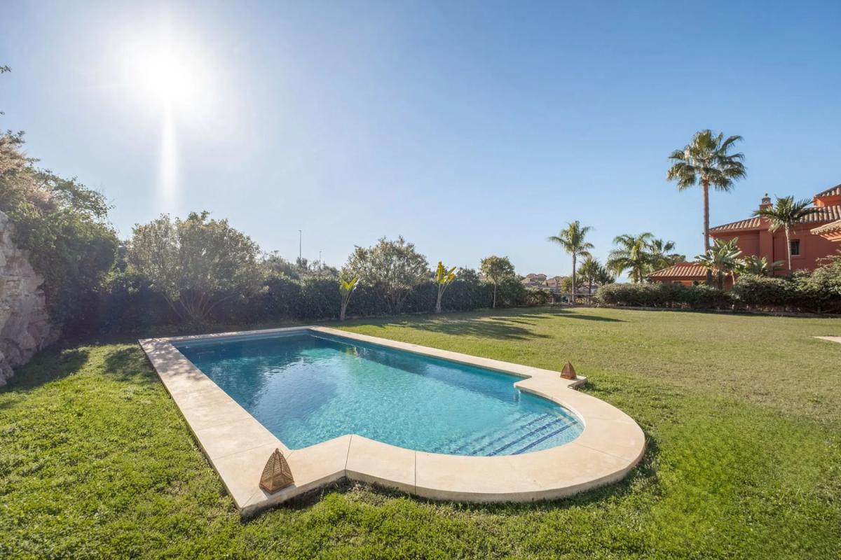 Sprzedaż niezależnego domku jednorodzinnego w Lugar Urbanizacion Santa Clara Golf, Marbella photo 2