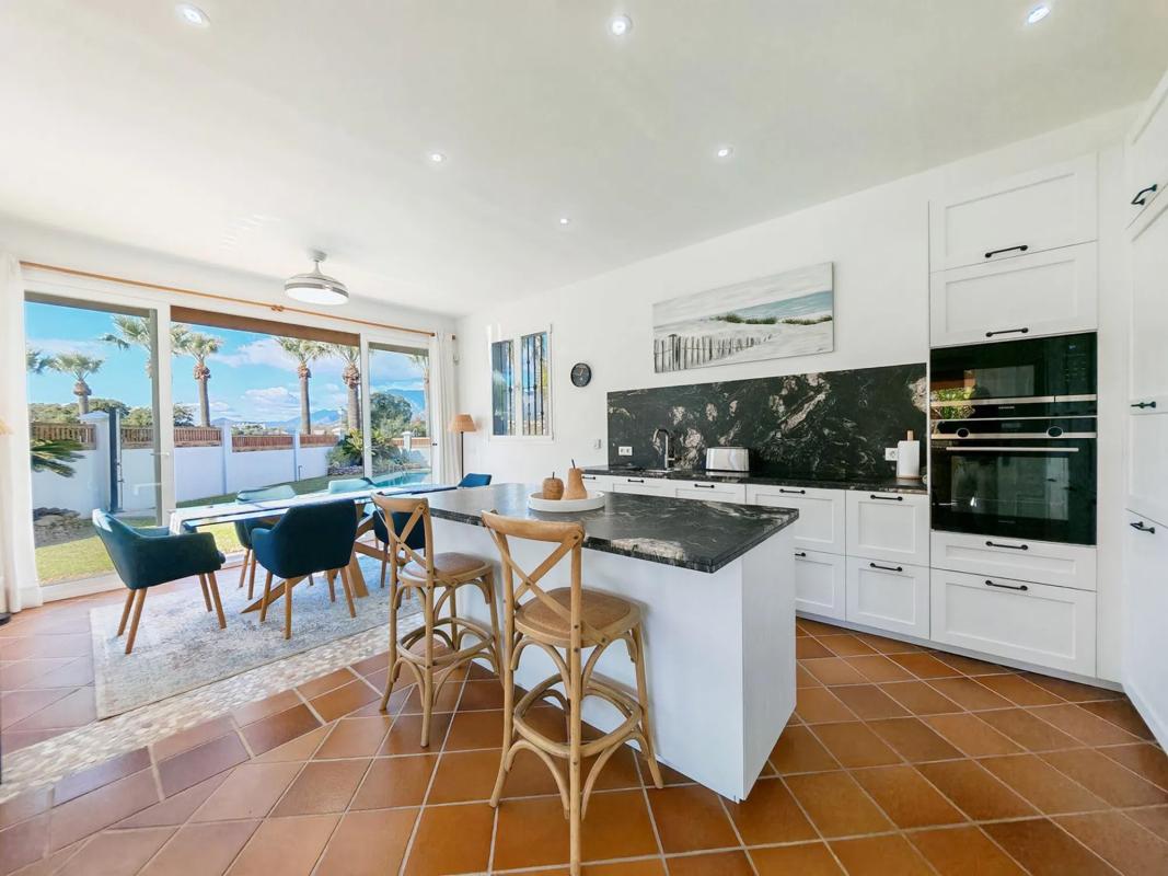 Sprzedaż niezależnego domku jednorodzinnego w Barrio Las Chapas-Alicate Playa, Marbella photo 1