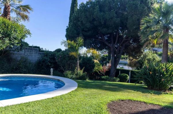 Independent chalet for sale in Calle los Robles s/n, Marbella
 photo 1