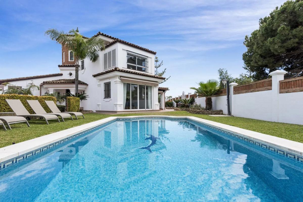 Venta de chalet independiente en C./ Gladiolo, Marbella
photo 1