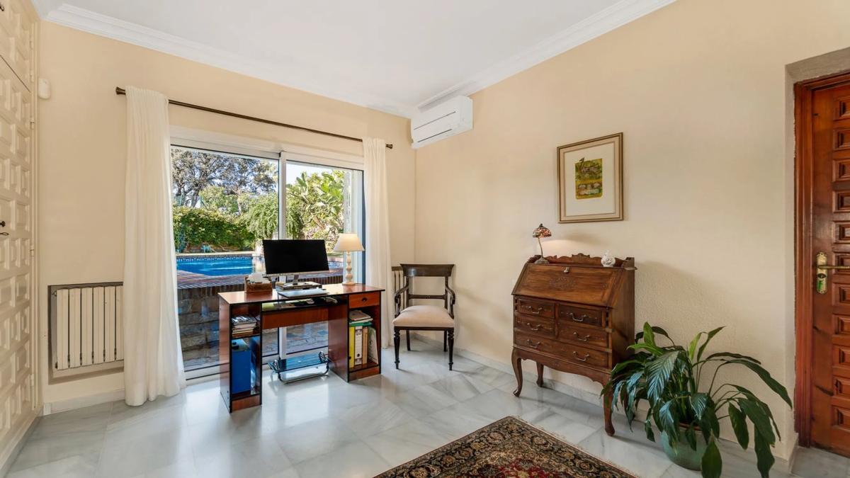Sale of independent chalet in CL LOS ROBLES-EL ROSARIO, Marbella
photo 2