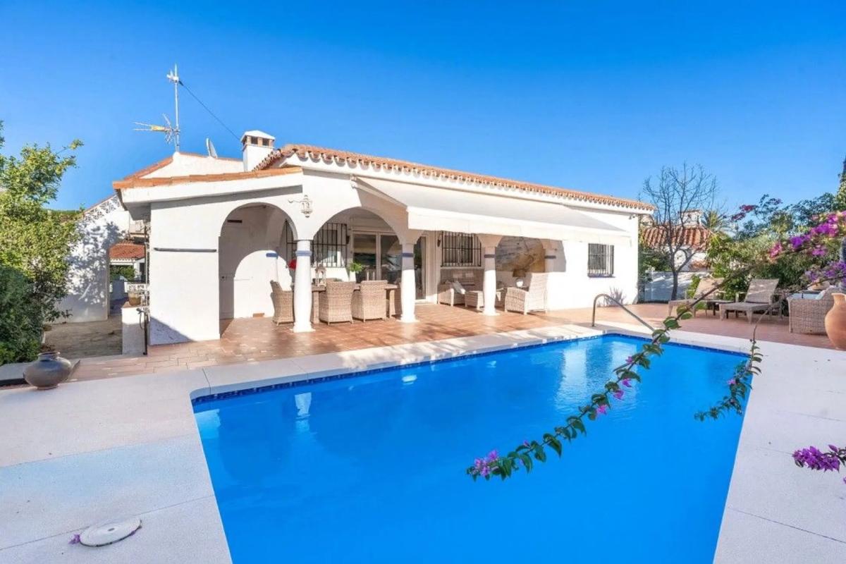 Venta de chalet independiente en Barrio Costabella, Marbella
photo 1