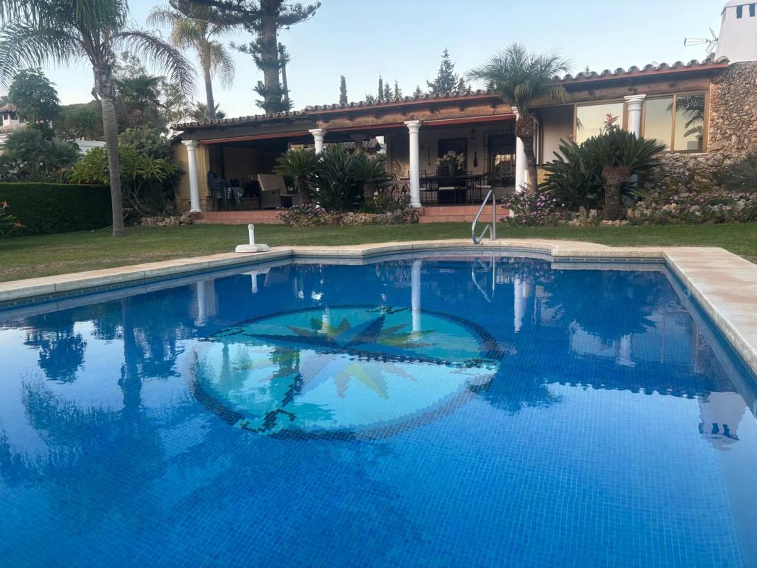 Sprzedaż niezależnego domku jednorodzinnego w  Calle Avellano, 13, Marbella photo 2