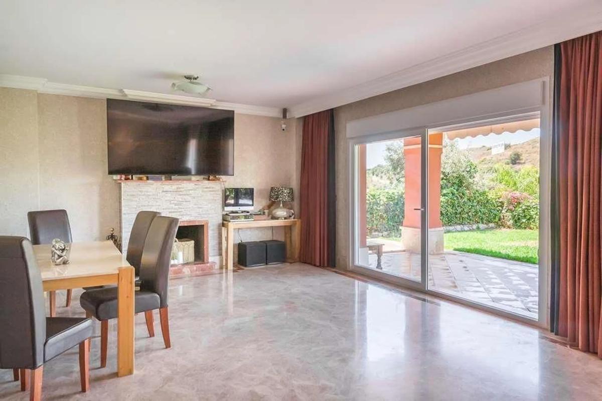 Продажа отдельного шале в  Barrio Santa Clara, Марбелла photo 2