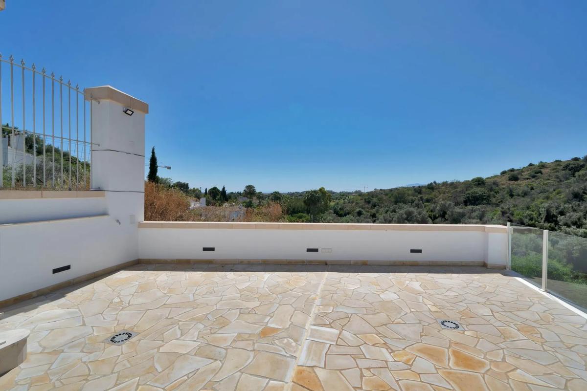 Sprzedaż niezależnego domku jednorodzinnego w  Lugar Urbanizacion el Rosario, Marbella photo 2