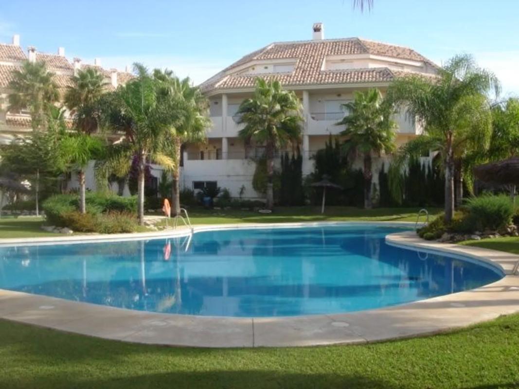 Venta de chalet adosado en Urbanización Costabella s/n , Marbella photo 1