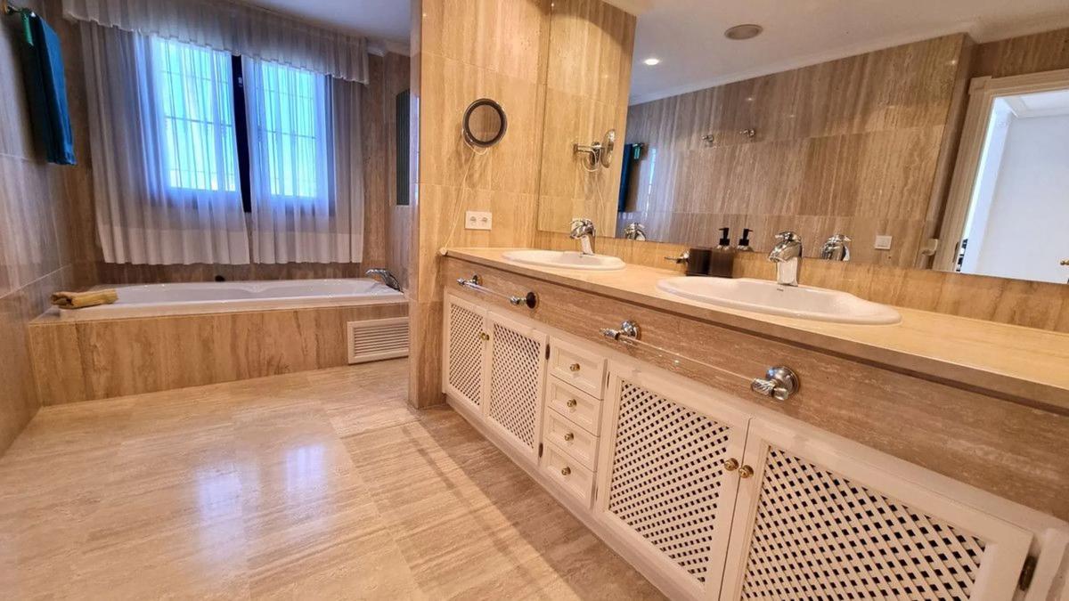 Venta de chalet independiente en C./ Narciso, Marbella
 photo 5