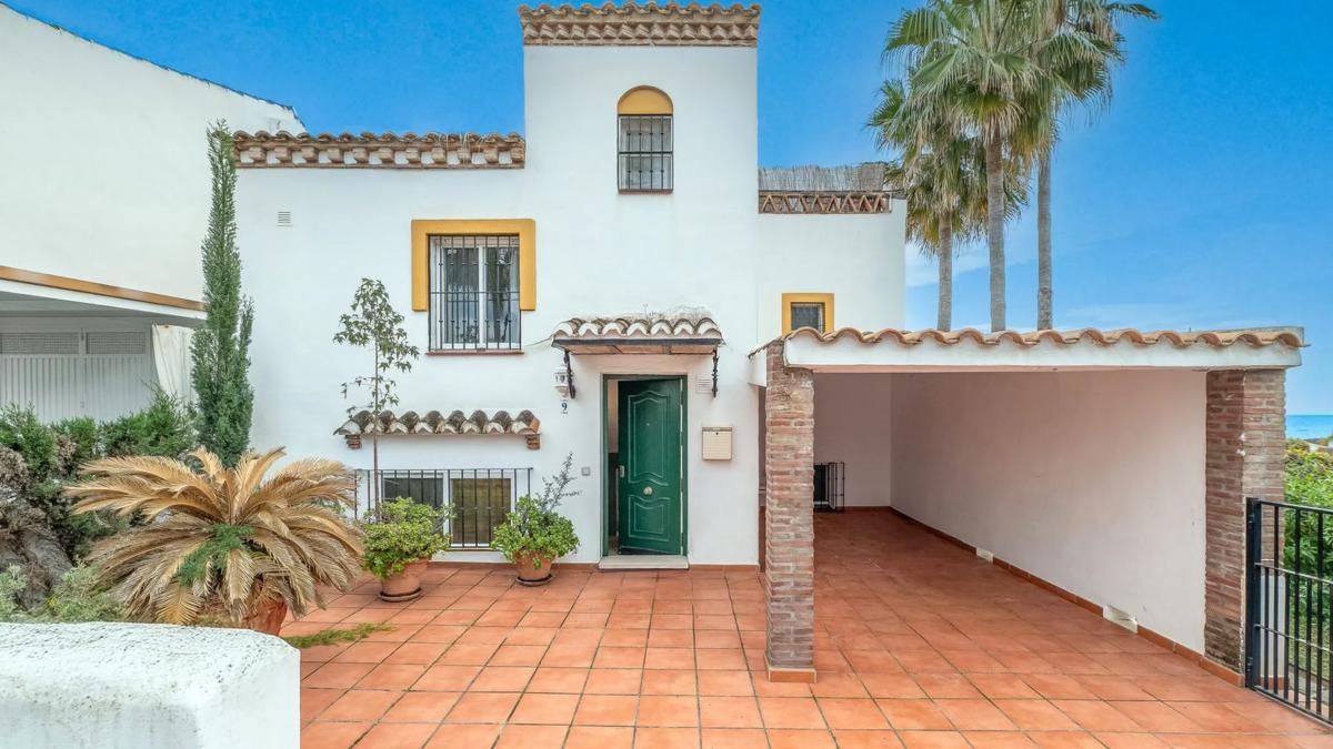 Venta de chalet adosado en  Calle berlin , Marbella photo 3