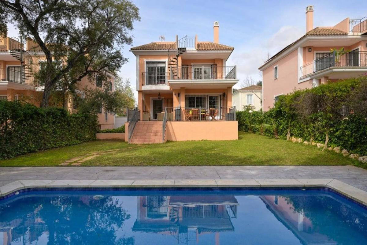 Sprzedaż niezależnego domku jednorodzinnego w  Barrio El Rosario-Ricmar, Marbella photo 2