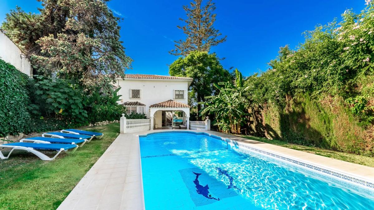 Venta de chalet independiente en Urbanización el Rosario, Marbella
photo 2
