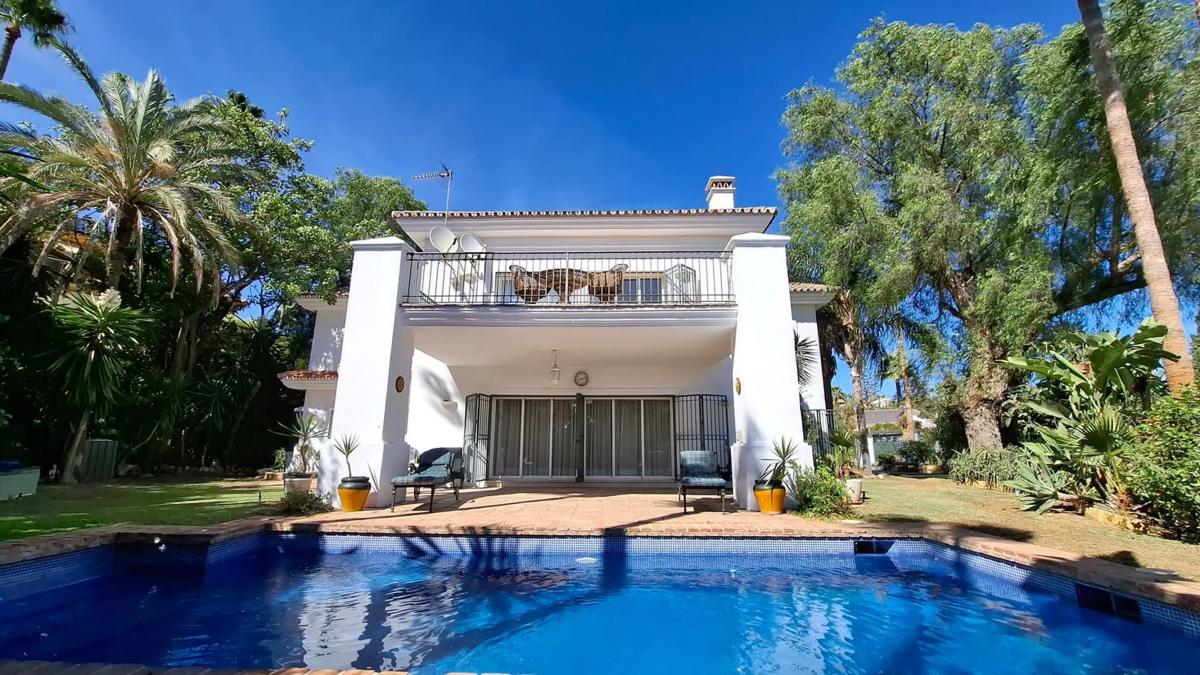 Sprzedaż niezależnego domku jednorodzinnego w  Barrio El Rosario-Ricmar, Marbella photo 3