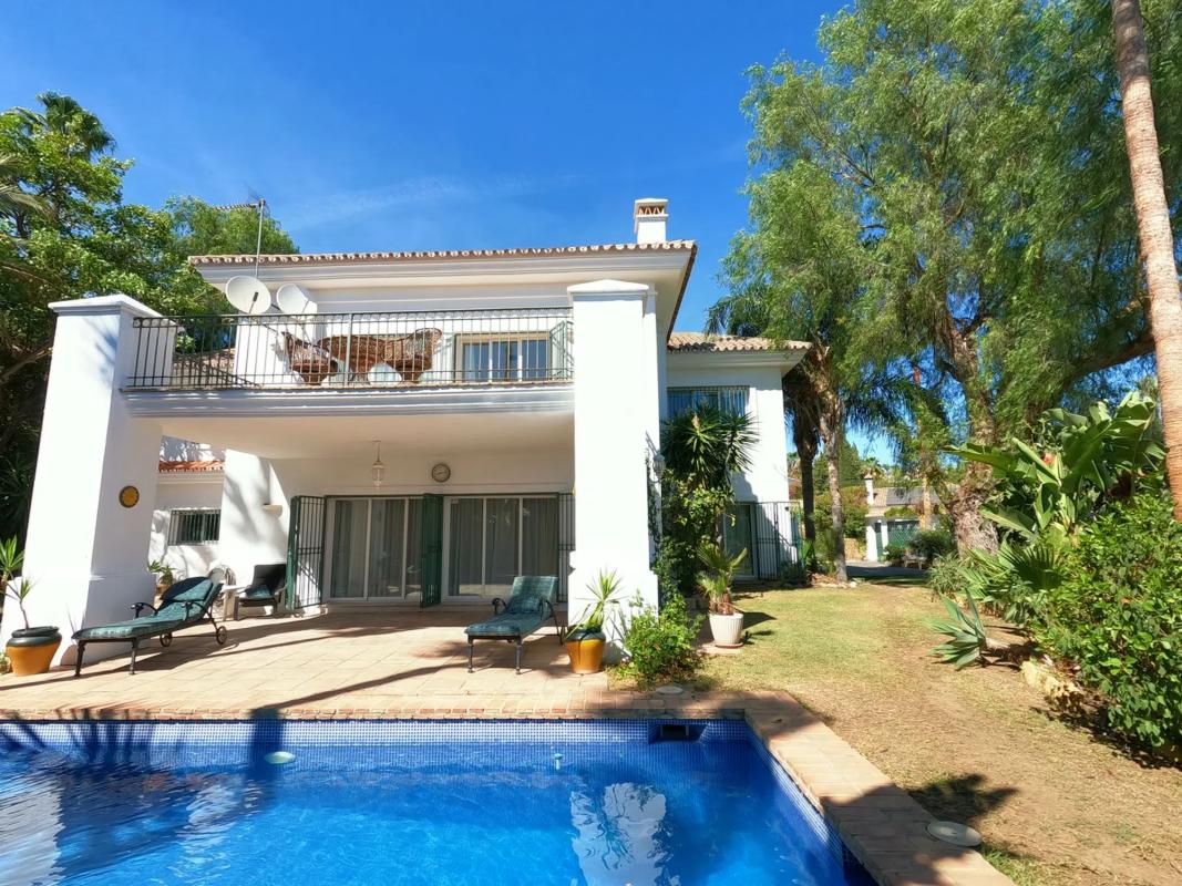 Sprzedaż niezależnego domku jednorodzinnego w  Barrio El Rosario-Ricmar, Marbella photo 5
