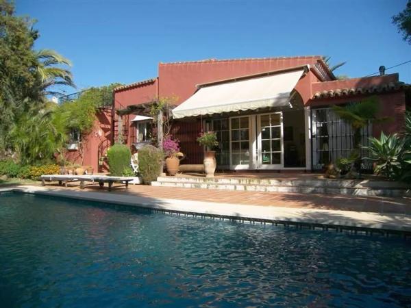 Independent chalet for sale in Avenida los Pinos, Marbella
photo 1