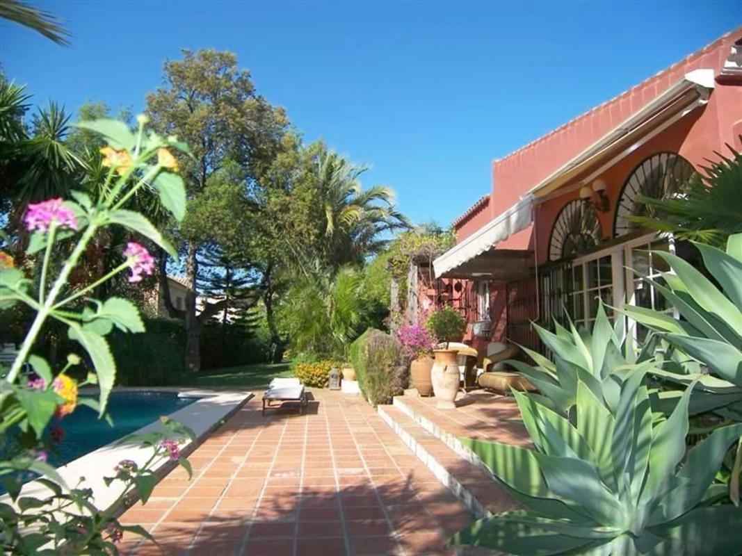 Sprzedaż niezależnego domku jednorodzinnego w  Avenida los Pinos, Marbella photo 2