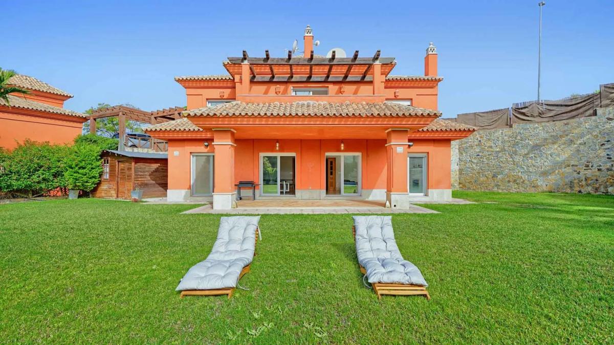 Продажа отдельного шале в  Lugar Urbanizacion Santa Clara Golf, Марбелла photo 2