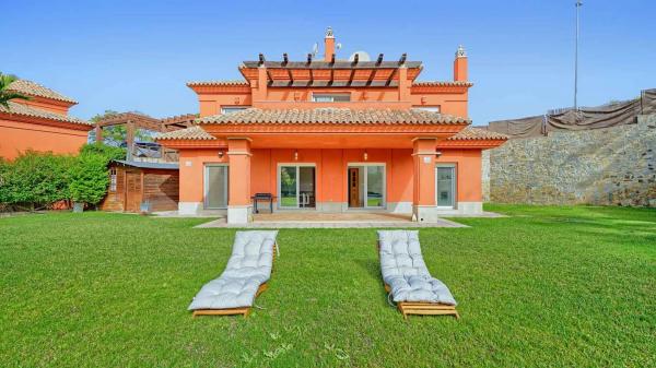 Independent chalet for sale in Lugar Urbanizacion Santa Clara Golf, Marbella
thumbnail 1