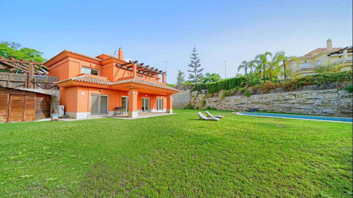Продажа отдельного шале в  Lugar Urbanizacion Santa Clara Golf, Марбелла photo 3