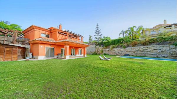 Independent chalet for sale in Lugar Urbanizacion Santa Clara Golf, Marbella
thumbnail 2