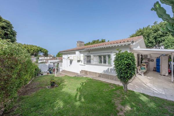 Independent chalet for sale in Urbanización Costabella, Marbella
photo 1