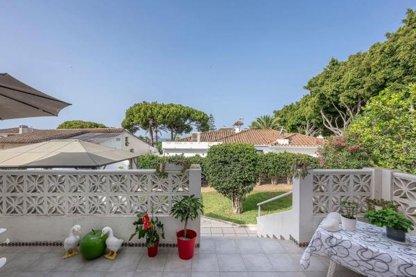 Independent chalet for sale in Urbanización Costabella, Marbella
thumbnail 1