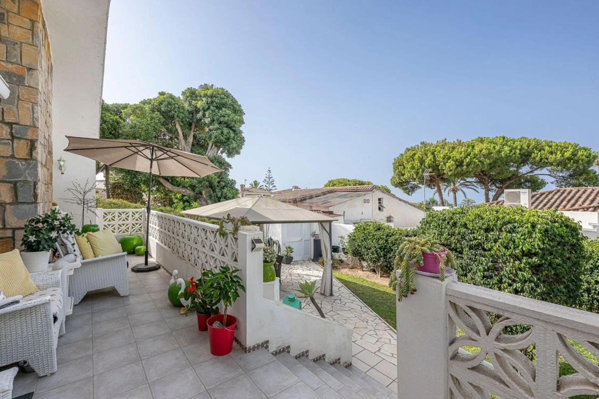 Sprzedaż niezależnego domku jednorodzinnego w  Urbanización Costabella, Marbella photo 3