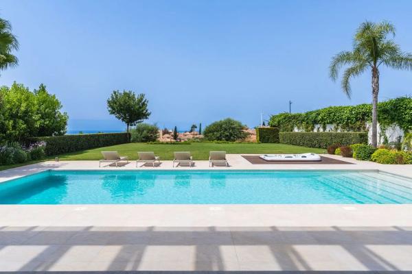 Chalet wolnostojący na sprzedaż w  Calle Sand, Marbella photo 1