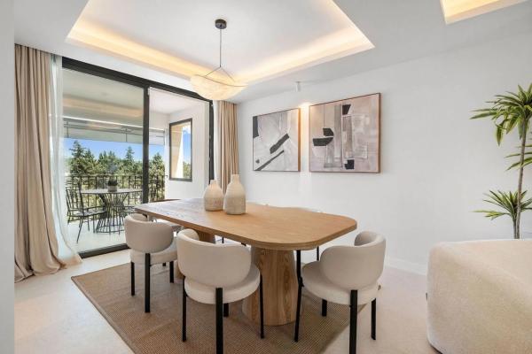 Chalet adosado en venta en Calle Los Olivos de Aloha , Marbella thumbnail 2