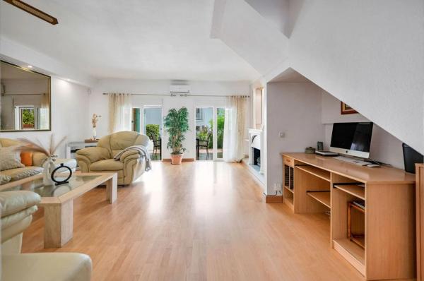 Chalet adosado en venta en Avenida Jacaranda , Marbella photo 1