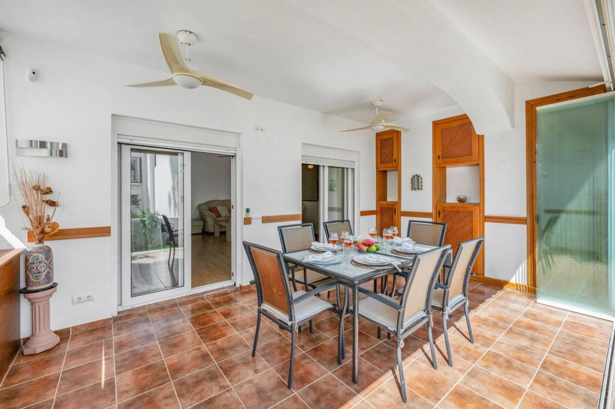 Venta de chalet adosado en  Avenida Jacaranda , Marbella photo 2