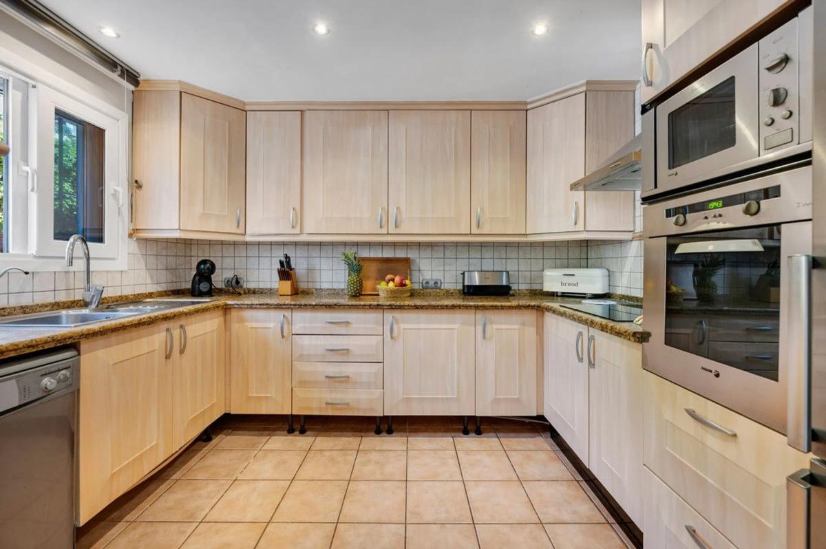 Venta de chalet adosado en  Avenida Jacaranda , Marbella photo 3