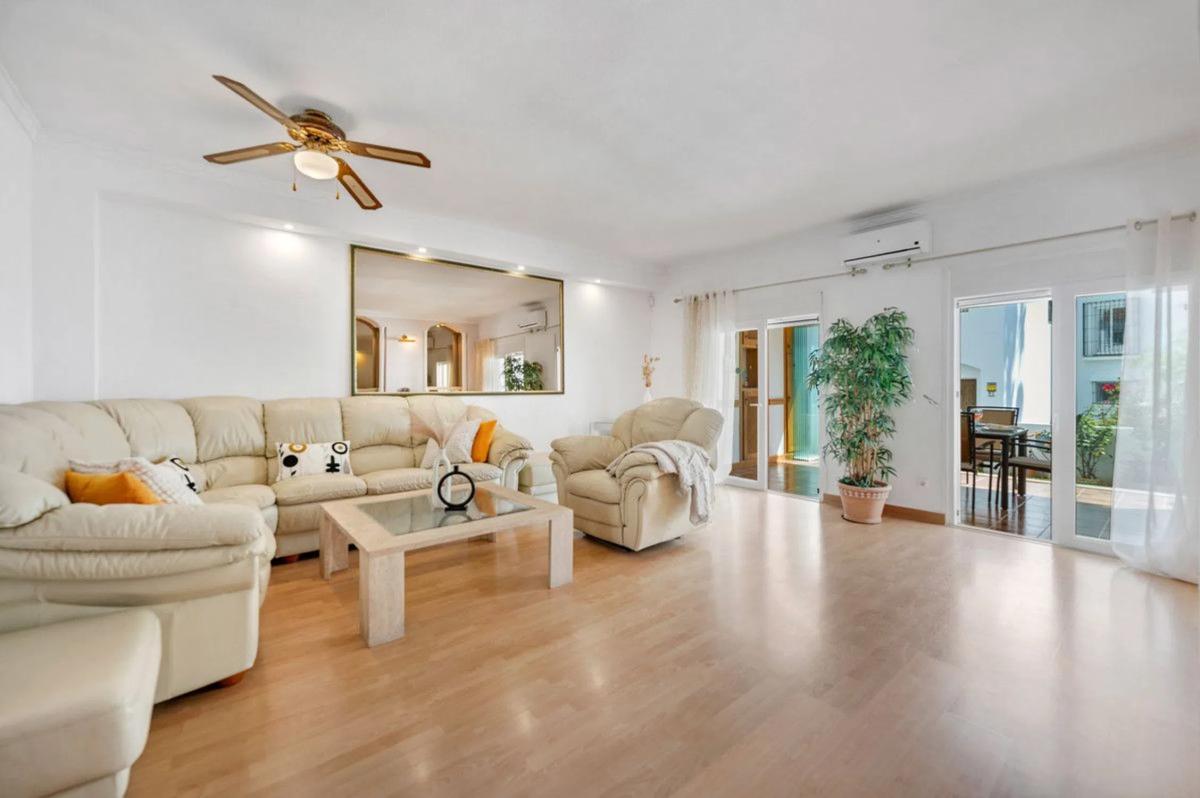 Venta de chalet adosado en  Avenida Jacaranda , Marbella photo 4