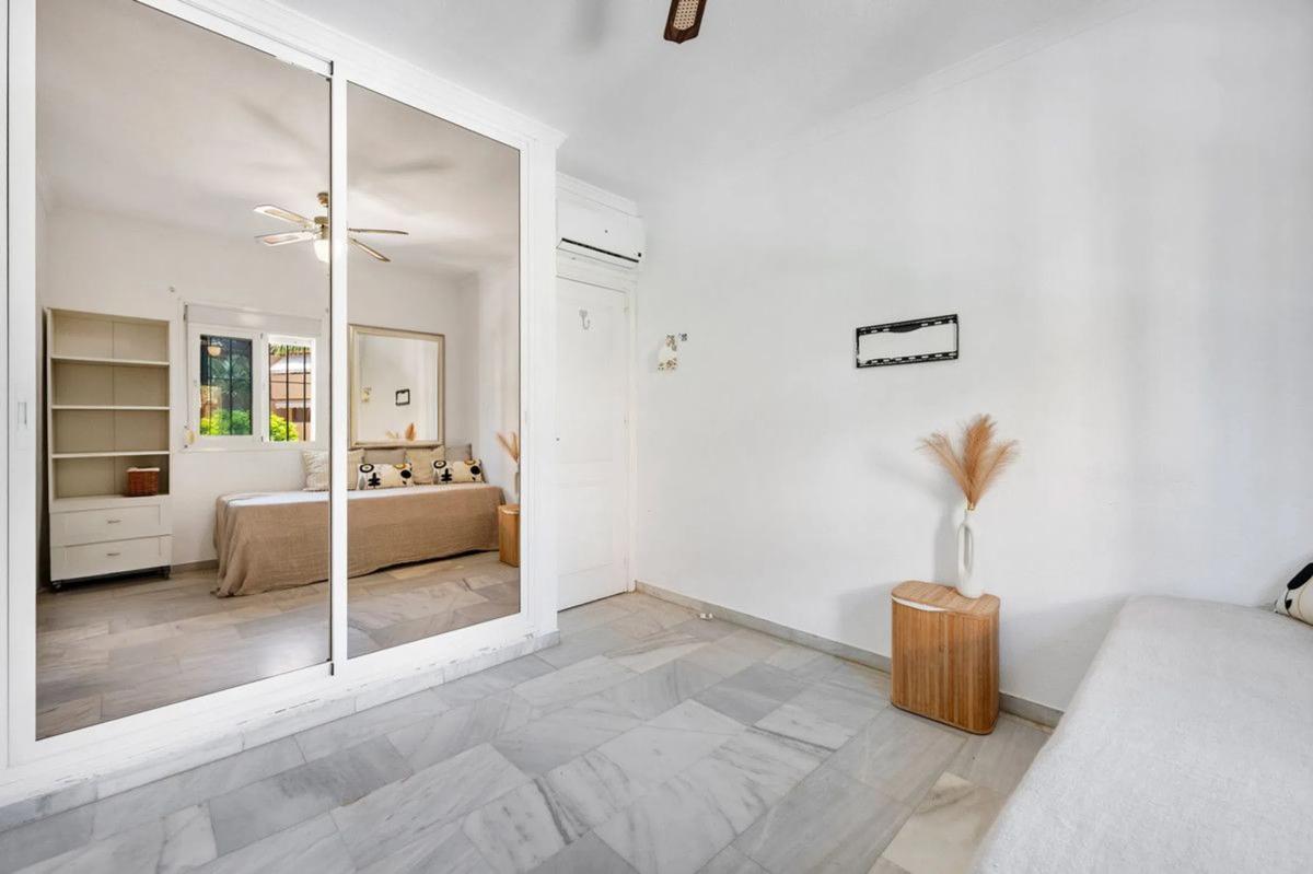 Venta de chalet adosado en  Avenida Jacaranda , Marbella photo 5
