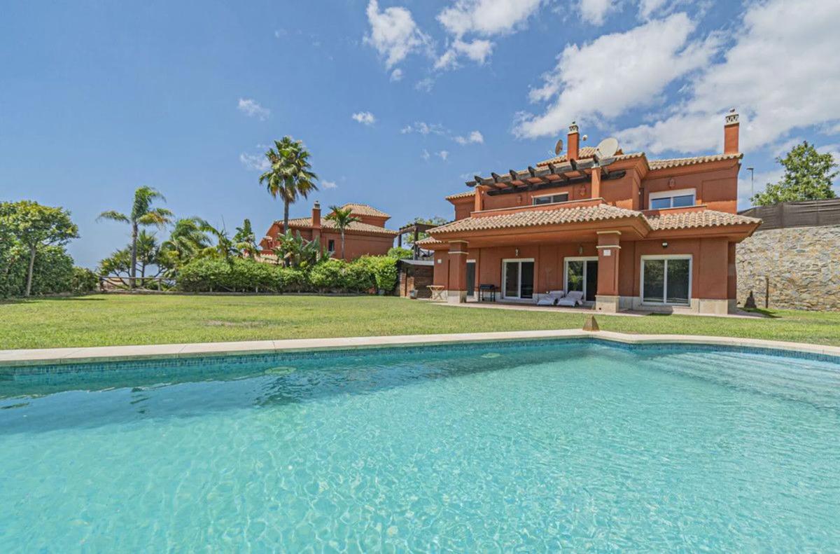 Sprzedaż niezależnego domku jednorodzinnego w Calle Birdie, Marbella photo 1