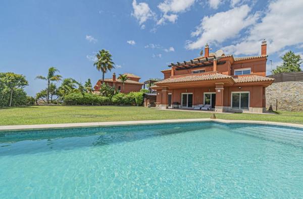 Chalet wolnostojący na sprzedaż w Calle Birdie, Marbella photo 1