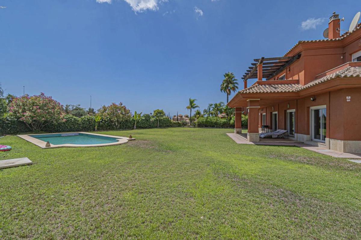 Sprzedaż niezależnego domku jednorodzinnego w Calle Birdie, Marbella photo 2