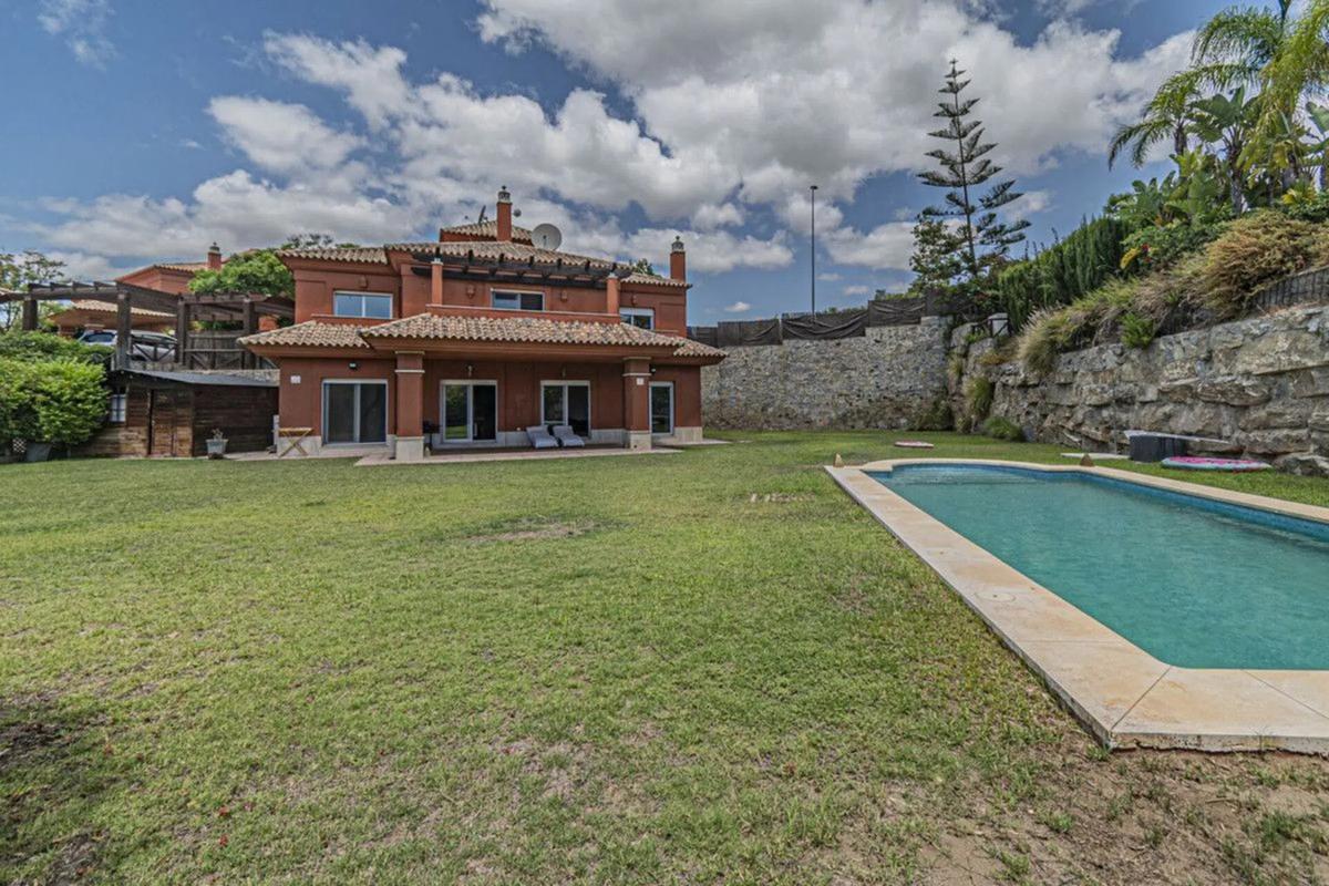 Sprzedaż niezależnego domku jednorodzinnego w Calle Birdie, Marbella photo 4