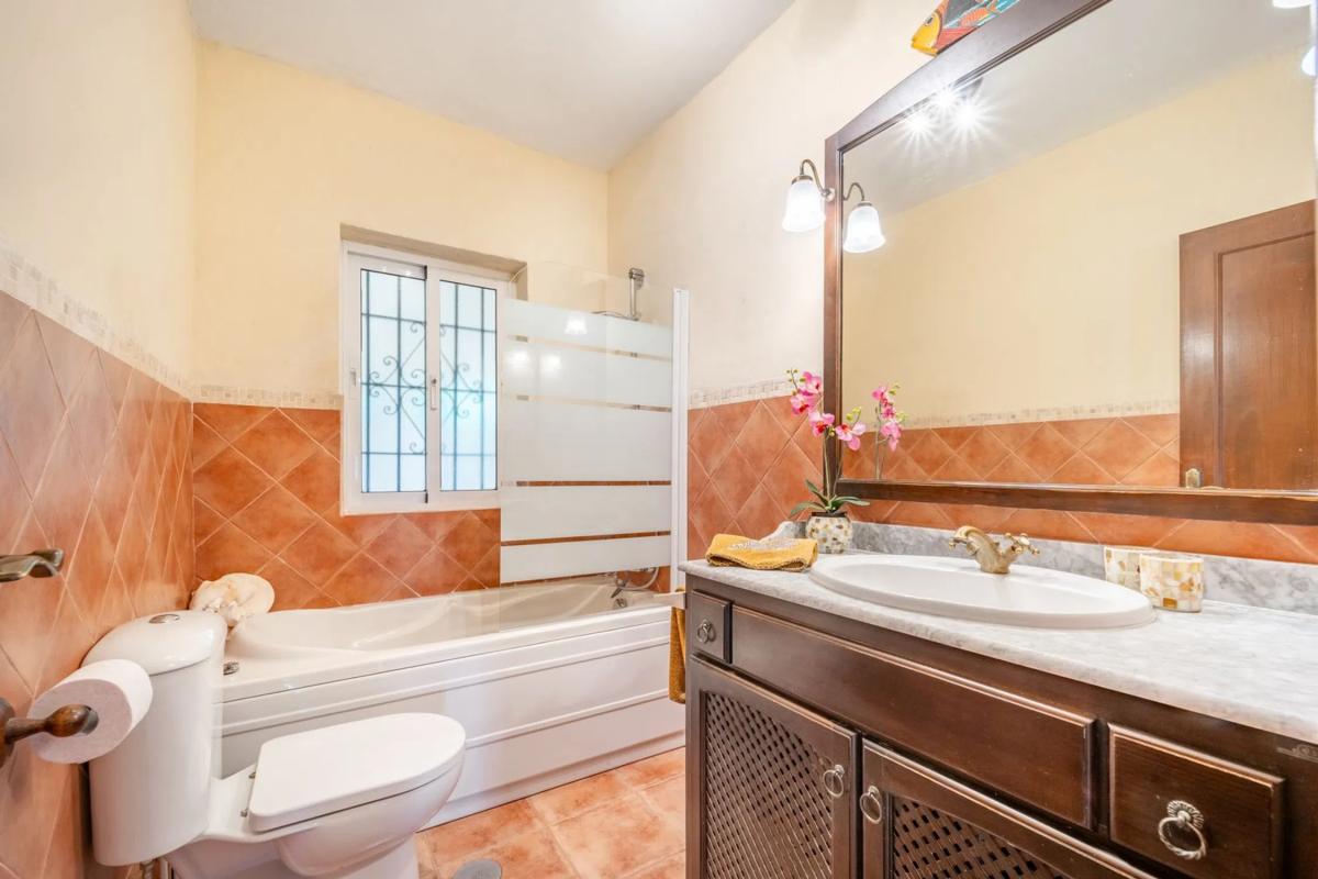 Продажа отдельного шале в  Barrio El Rosario-Ricmar, Марбелла photo 5