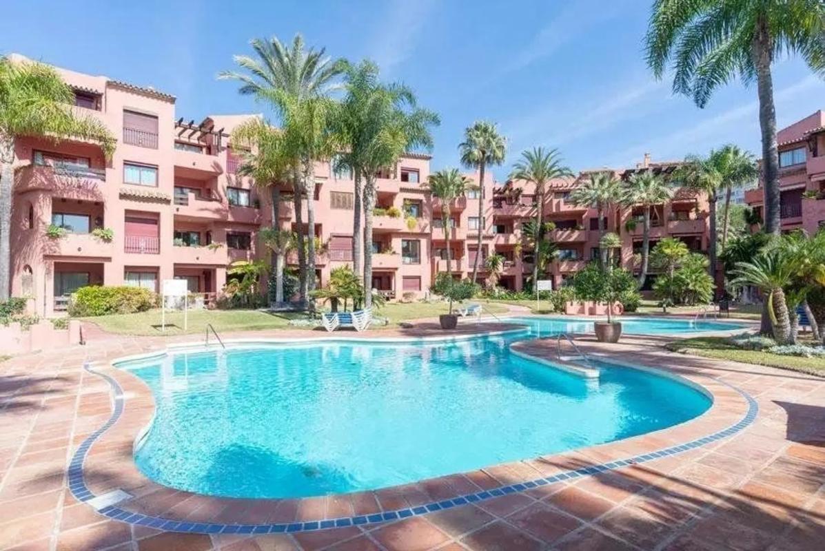 Sale of apartment in Barrio Las Chapas-Alicate Playa, Marbella
photo 1