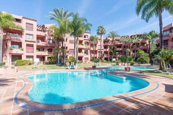 Apartment for sale in  Barrio Las Chapas-Alicate Playa, Marbella photo 1