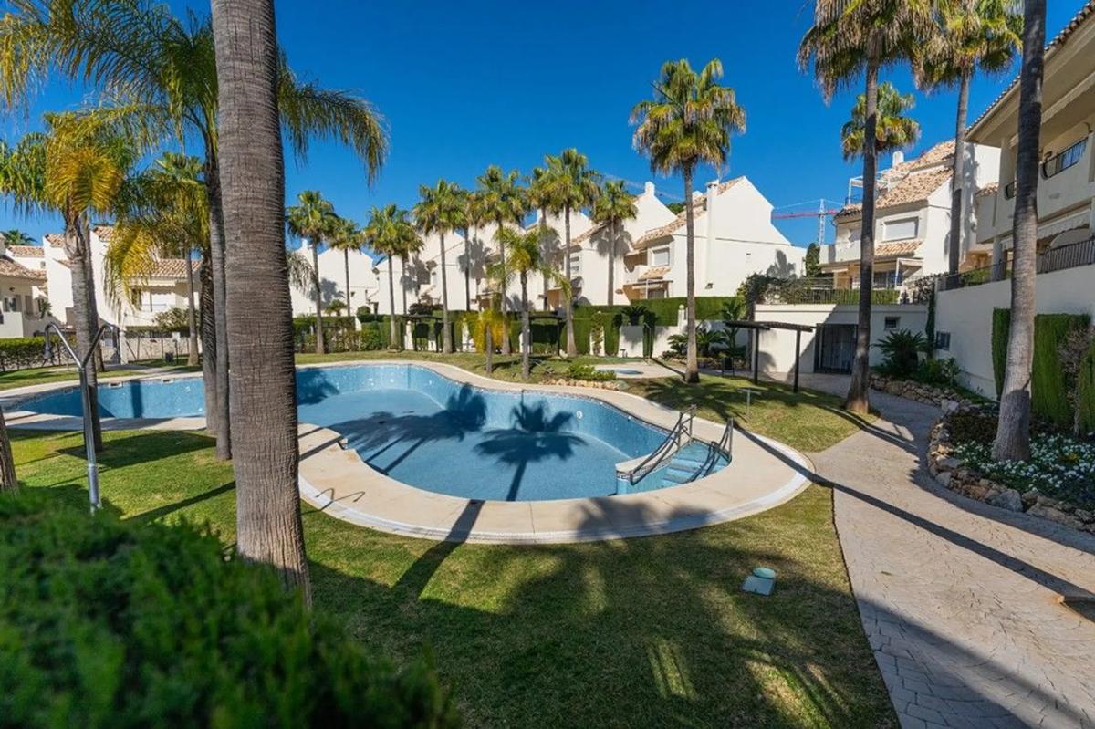 Venta de chalet adosado en Barrio Costabella , Marbella photo 1