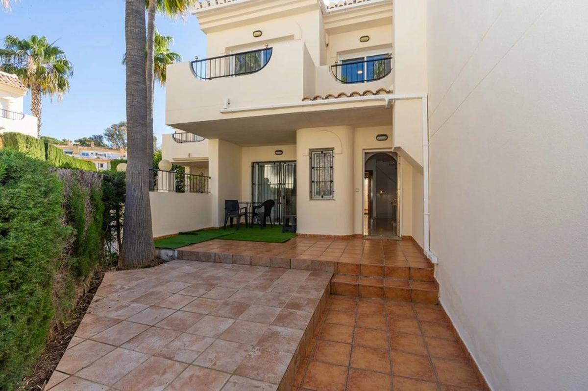 Venta de chalet adosado en Barrio Costabella , Marbella photo 2