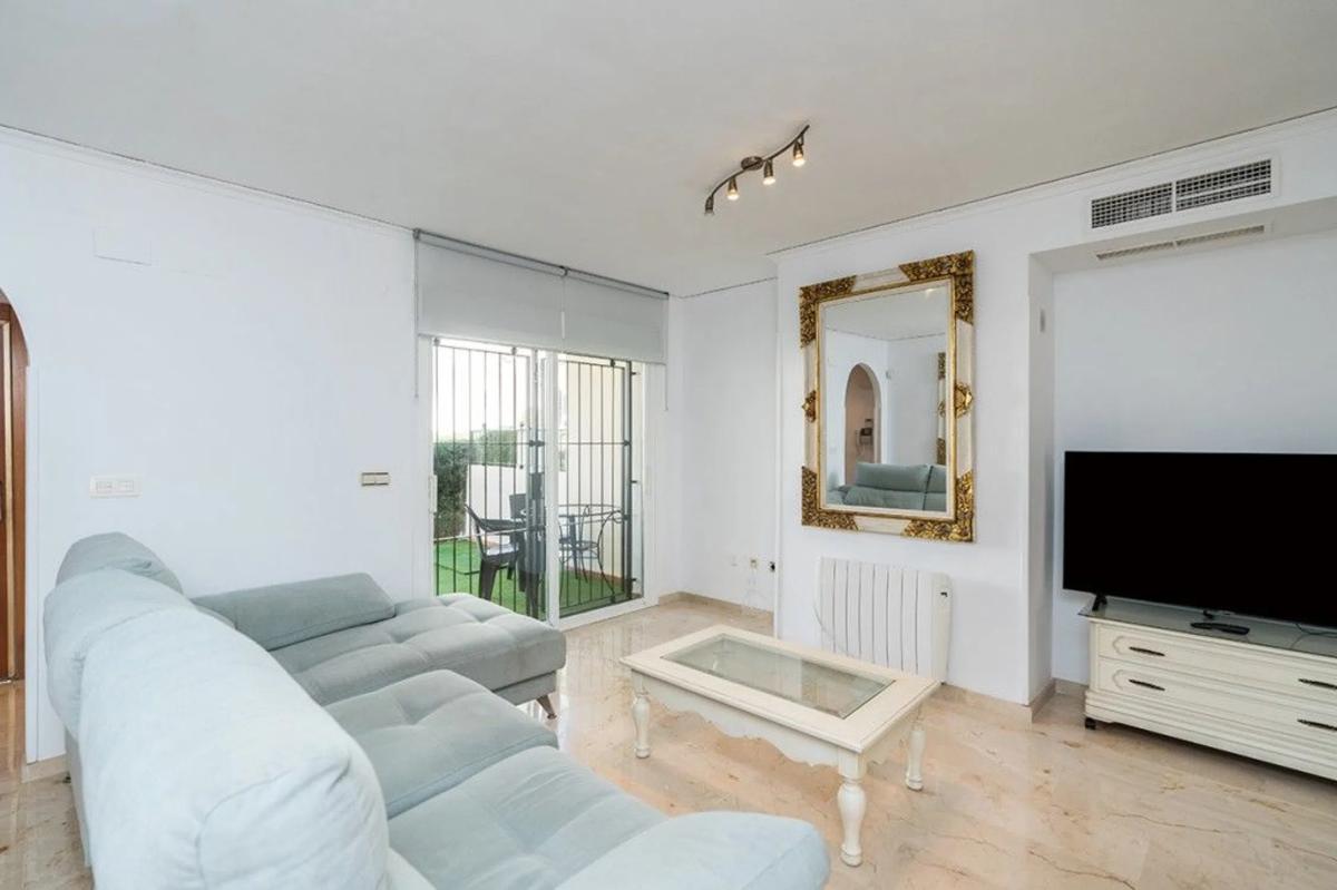 Venta de chalet adosado en Barrio Costabella , Marbella photo 3