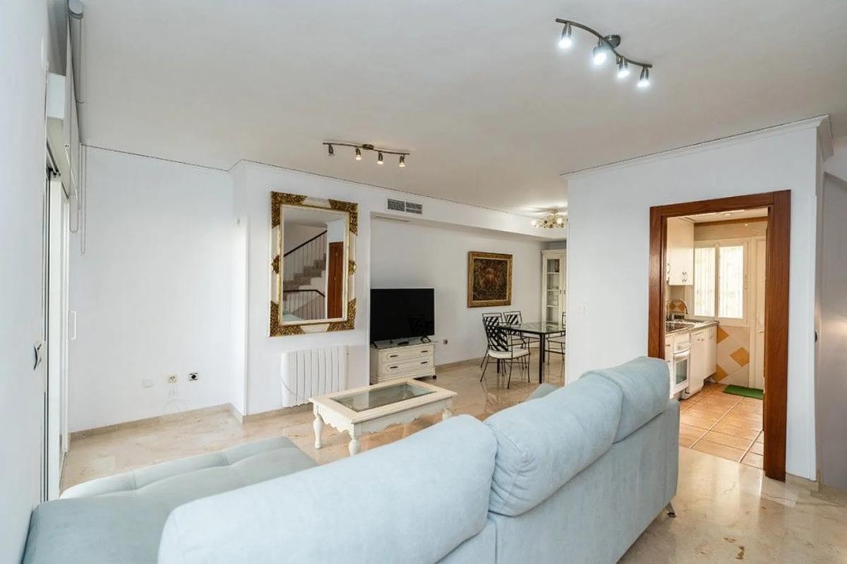 Venta de chalet adosado en Barrio Costabella , Marbella photo 4