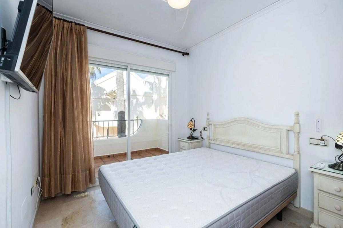 Venta de chalet adosado en Barrio Costabella , Marbella photo 5