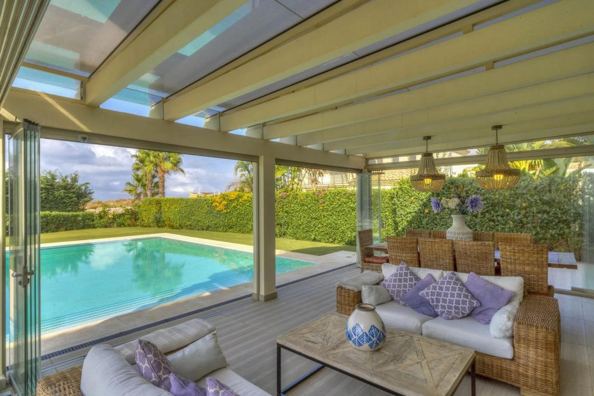 Venta de chalet independiente en Barrio Costabella, Marbella
 photo 2