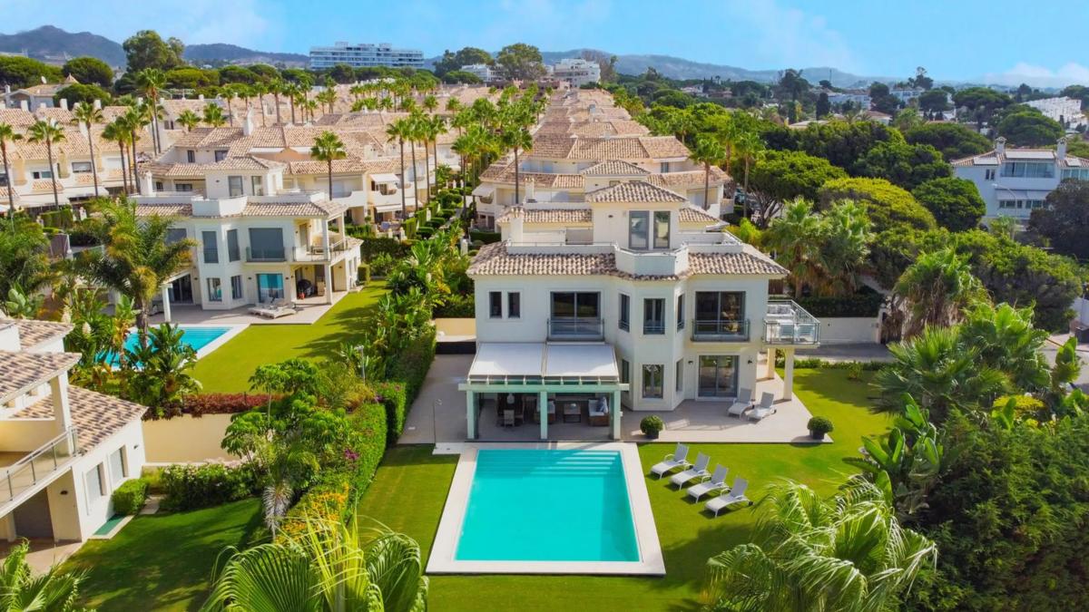 Venta de chalet independiente en Urbanización Costabella, Marbella
photo 1