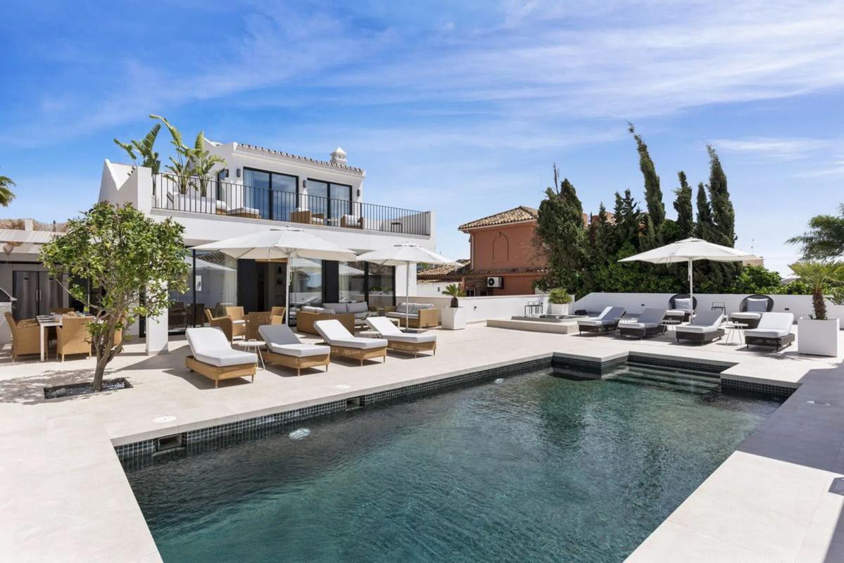 Sale of independent chalet in C./ Orquidea, 62, Marbella
photo 1