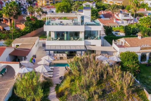 Chalet independiente en venta en Barrio Costabella, Marbella
 photo 1